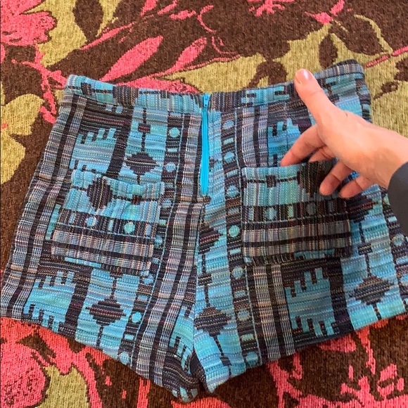 Geometric pattern high-waist shorts with pockets - Picture 4 of 4